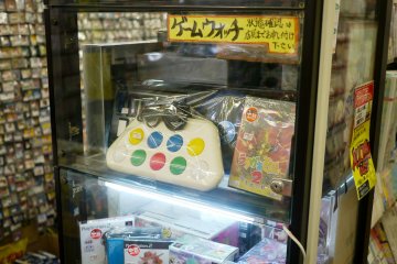 <p>Les jeux les plus rares sont dispos&eacute;s derri&egrave;re une vitrine</p>