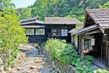 다리 위 산책로가 있는 욕탕의 중앙 입구
