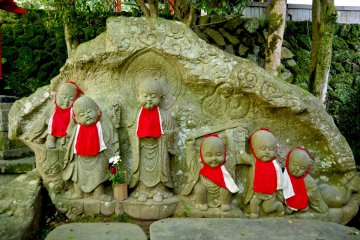 <p>Jizo statues alongside the stone steps</p>