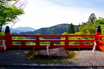 <p>Shoun-dai Terrace: Buddhist scriptures are buried under this stone</p>