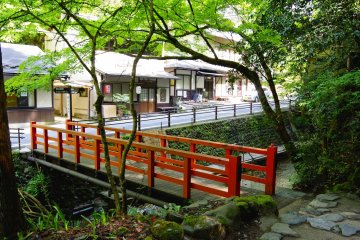 <p>This side is Kurama; cross over the bridge and you are in&nbsp;Kibune</p>