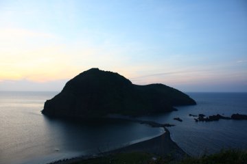<p>Coucher de soleil sur le rocher d'Ono-game</p>
