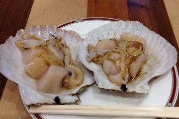 <p>Pour a little soy sauce on the scallops for flavor</p>