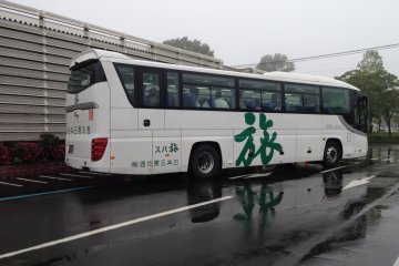 <p>Japanese tourists visit the market by sightseeing&nbsp;bus</p>