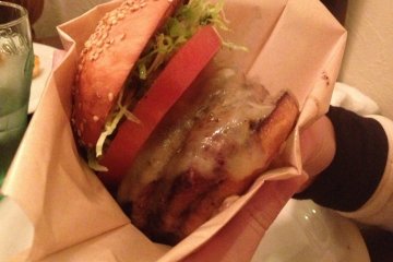 <p>Cheese burger (with Wagyu patty &yen;1080, Kobe patty &yen;1840)</p>