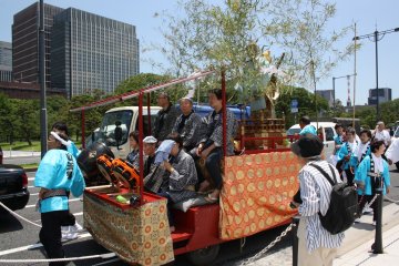 <p>You can just spot the monkey decorating this float through the tree branches</p>
