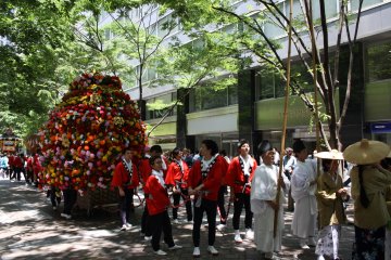 <p>A gorgeous flower covered float</p>