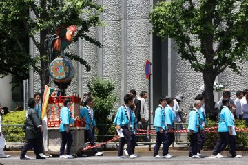<p>This float is decorated with a rooster</p>