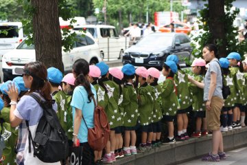 <p>School children lined up to watch the parade</p>