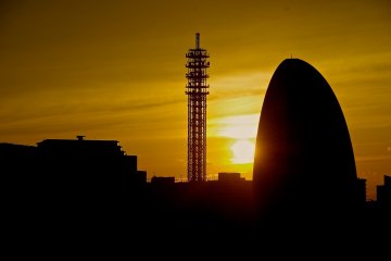 <p>Sun setting over the Intercontinental Yokohama Grand Hotel</p>