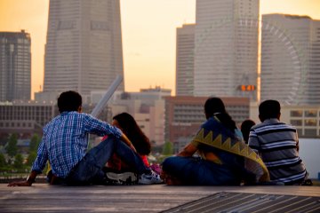 <p>Friends chatting and waiting for the sunset</p>