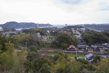 <p>View from ground level on the&nbsp;honnmaru, where the main keep stood, looking east over Nagoya Bay</p>