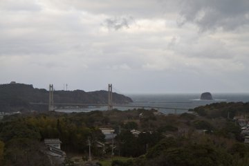 <p>Another view from 90 m up: the land beyond the bridge on the left is Kabe Island</p>