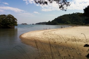 <p>Pantai tepat di seberang pulau dapat dimanfaatkan untuk berenang atau hanya menjadi tempat bersantai atau menikmati pemandangan.</p>
