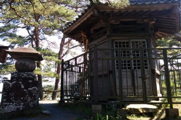 <p>Monumen Paiken adalah monumen batu di dalam bangunan kayu ini yang didedikasikan bagi pendeta Buddha yang bermeditasi 22 tahun di pulau.</p>

