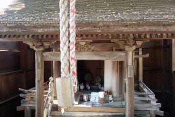 <p>Salah satu kuil di pulau. Dinilai dari patung-patung rubah di dalamnya, itu pasti Kuil Inari.</p>
