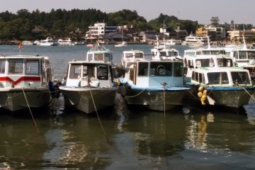 <p>Perahu-perahu memanfaatkan pulau ini sebagai bagian dari pelabuhan alami.</p>
