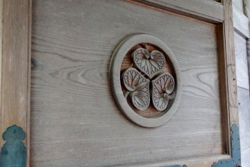<p>The crest of Matsudaira Clan, 'Circle Around Three Hollyhock Leaves' can be seen everywhere in this temple, as this is the family temple of Fukui Matsudaira Clan</p>