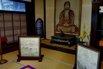 <p>This room was used by Matsudaira Mitsumichi, the 4th lord of Fukui Matsudaira Clan, who built this temple. The Daruma painting is said to be looking at eight different directions and wherever you look at this painting from, you'll have eye-contact with Daruma...Really?!</p>