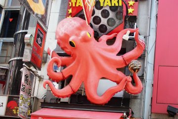 <p>Le restaurant de takoyaki et son poulpe g&eacute;ant</p>