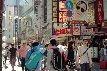 <p>La foule se presse dans les rues anim&eacute;es!&nbsp;</p>
