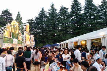 <p>The late afternoon brings crowds ready for the evening performance</p>