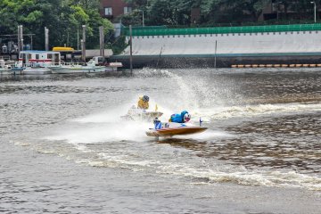 Exciting Boat Race in Heiwajima