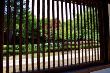 <p>&lsquo;Renji&rsquo; lattice window at cloister</p>