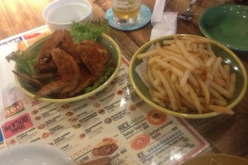 <p>Spicy Nagoya-style chicken wings and french&nbsp;fries fried in chicken fat!</p>
