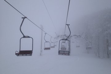 <p>Zao Onsen - Des remont&eacute;es m&eacute;caniques d'un autre &acirc;ge dans les petites stations.&nbsp;</p>
