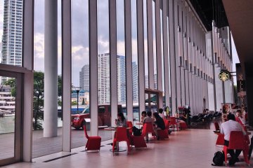 <p>The gallery has an elaborate space facing the waterfront where there is a Starbucks Cafe to relax and enjoy a cup of coffee.</p>