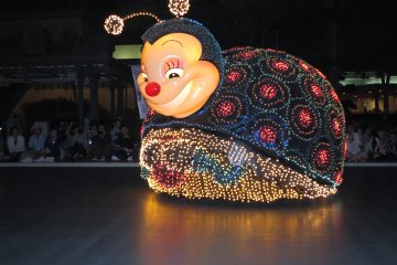 <p>Tokyo Disneyland's Electrical Parade: Ladybug&nbsp;</p>