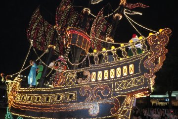 <p>Tokyo Disneyland's Electrical Parade:&nbsp;Peter Pan and Pirates</p>
