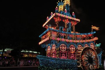 <p>Tokyo Disneyland's Electrical Parade:&nbsp;Showboat&nbsp;</p>