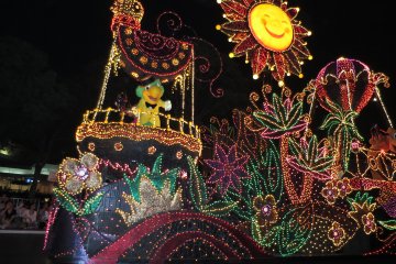 <p>Tokyo Disneyland's Electrical Parade:&nbsp;The Sun&nbsp;</p>