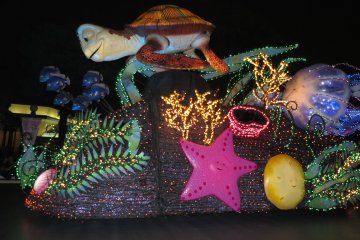 <p>Tokyo Disneyland's Electrical Parade:&nbsp;Crush of Turtle Talk</p>
