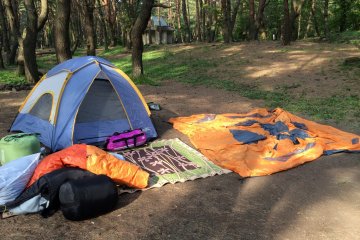 <p>Pay 3,000yen per tent. Do you see the restroom facility in the background?</p>