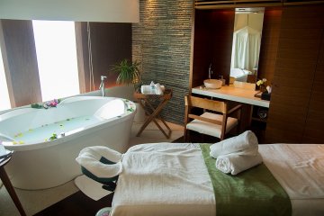 <p>Spa Treatment Room. Here you can soak and recieve one of the many massage treatments</p>