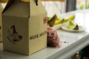 <p>You can take your melon away in a box, or eat inside the restaurant</p>