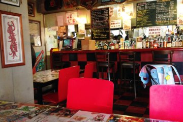 <p>With a feel of an American diner, this slightly kitsch bar serves delightful Maizuru Curry.</p>