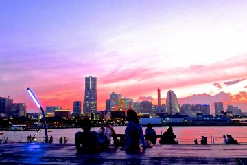 <p>Lots of people were there, enjoying this truly romantic view</p>