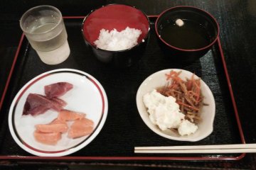 <p>The all-you-can-eat is a range of fish and salads, and a choice of rice or sushi rice (which is vinegared). Other customers were creating works of art with it, but I could only manage this!</p>