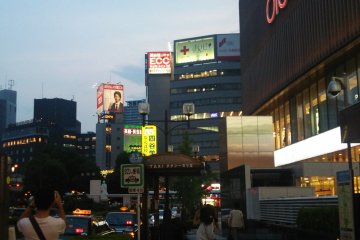 <p>When you reach the other side, turn left. You will see this view. Walk forward.&nbsp;Marui will be on your right</p>