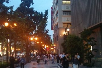 <p>Turn right here. Marui is still on the right. Then continue to walk straight for a while</p>