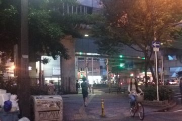 <p>When you reach this point, you will see&nbsp;a cross walk in front of you. Walk across this one to the other side</p>