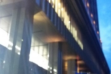 <p>The grand entrance of the hotel is very near. Continue to walk forward.</p>