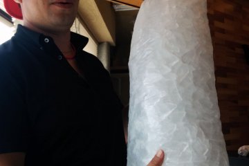 <p>A store staff member explains that special purified water ice made in the area contributes to the quality and taste of the smoothies&nbsp;</p>