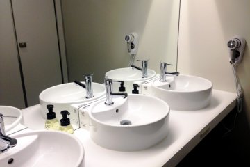 <p>Kamar mandi yang bersih</p>