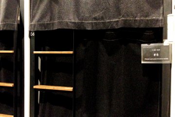 <p>Dengan tirai di dalam kamar dormitory</p>