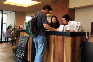 <p>Resepsionis di&nbsp;Hostel Piece Kyoto, yang hanya berjarak 10 menit jalan kaki dari Stasiun Kyoto</p>
